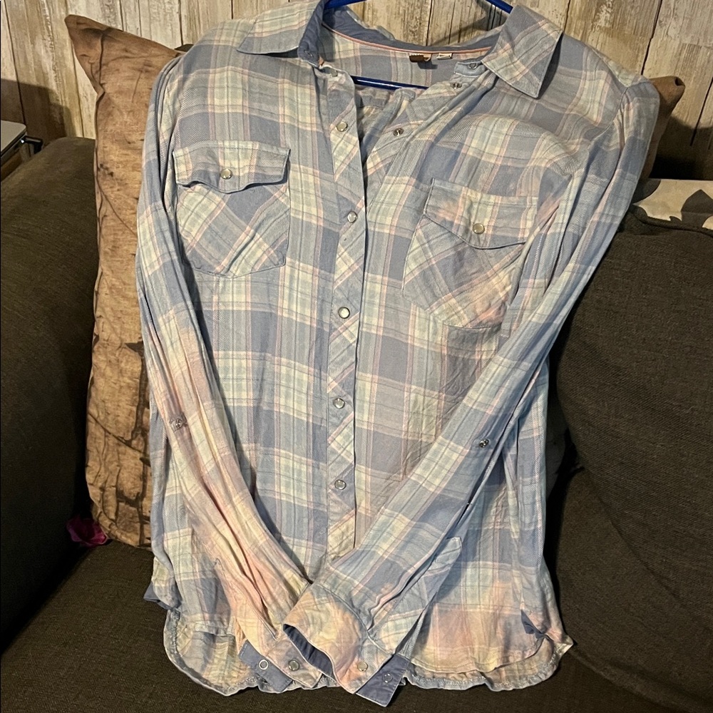 5/$25 Women’s Button-Up Shirt in Blue and Pink